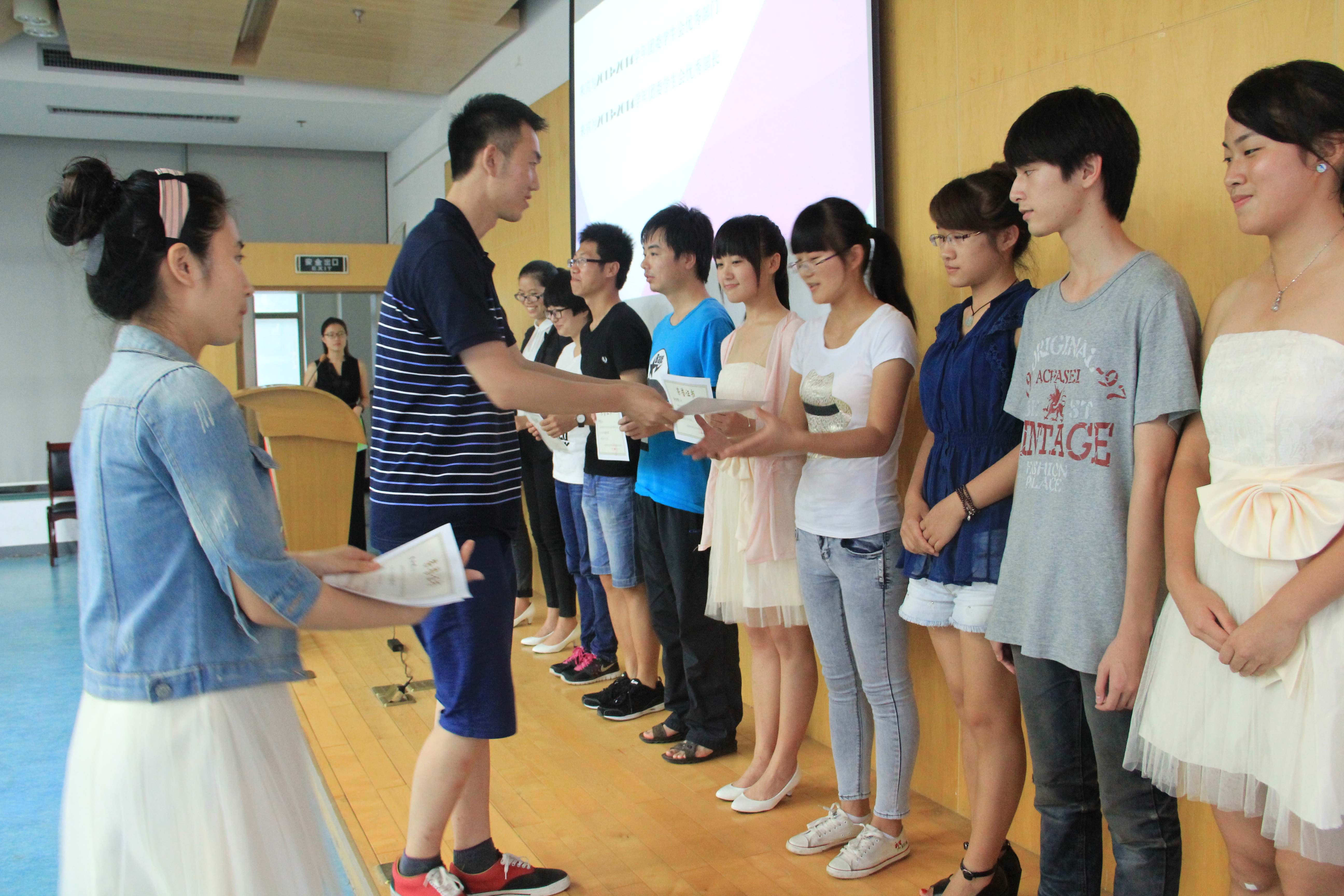 学生处董慧鹏老师为第二届团委学生会优秀部门及优秀干事颁奖